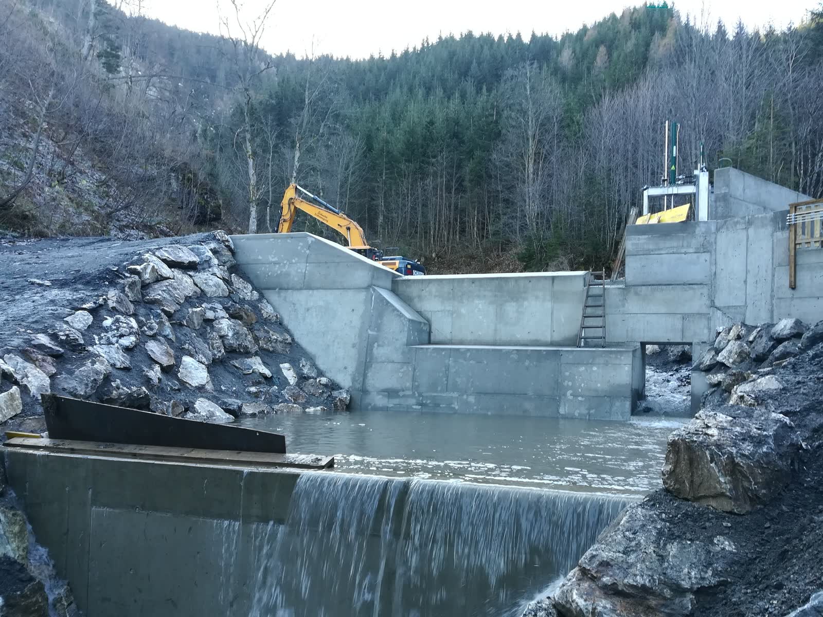 Tirolerwehr in der sanierten Geschiebesperre beim KW Lasitzenbach