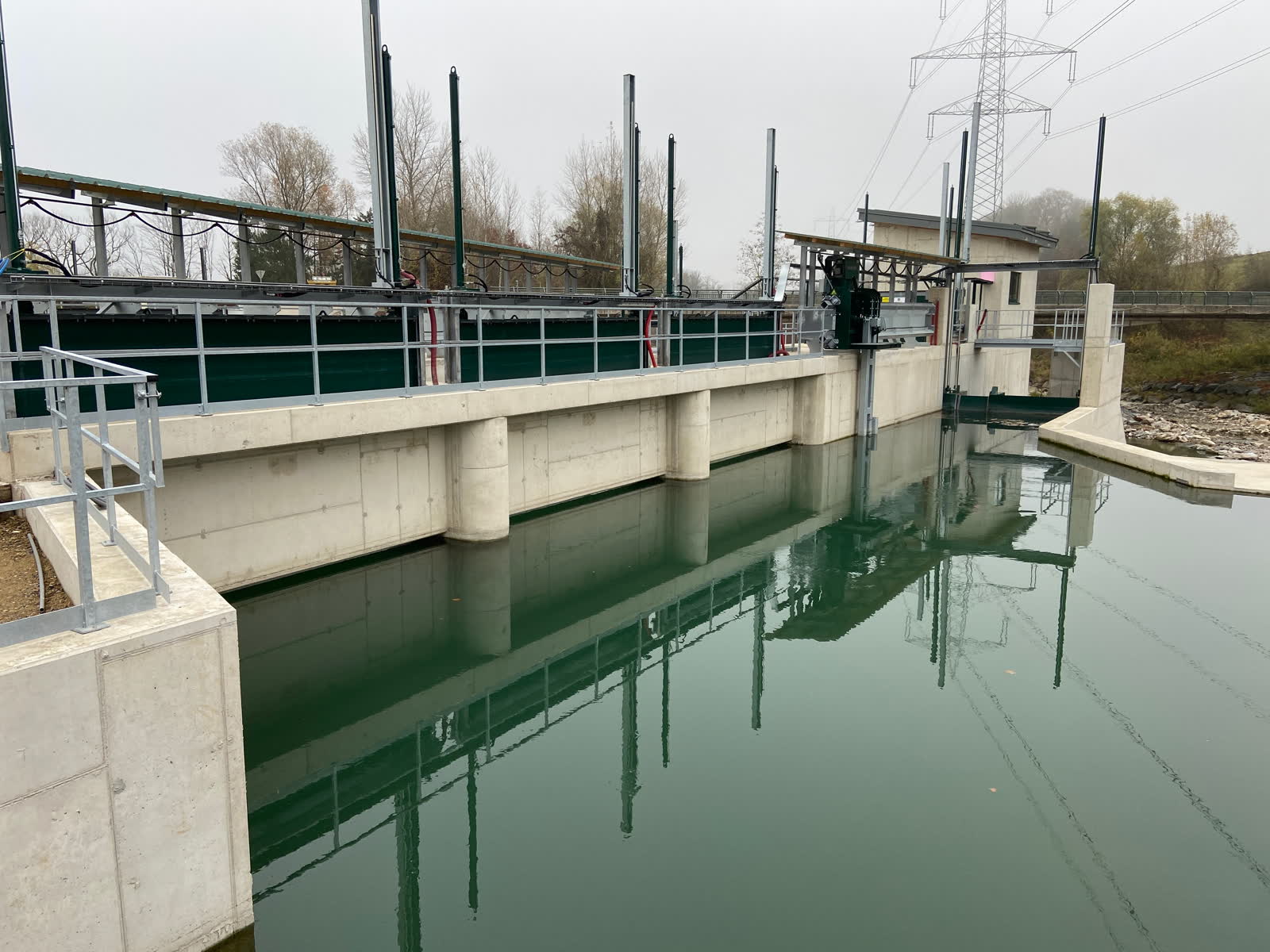 Schützenanlage im Ausleitungskanal mit Rechenreinigung und Grundablass beim KW Plaika