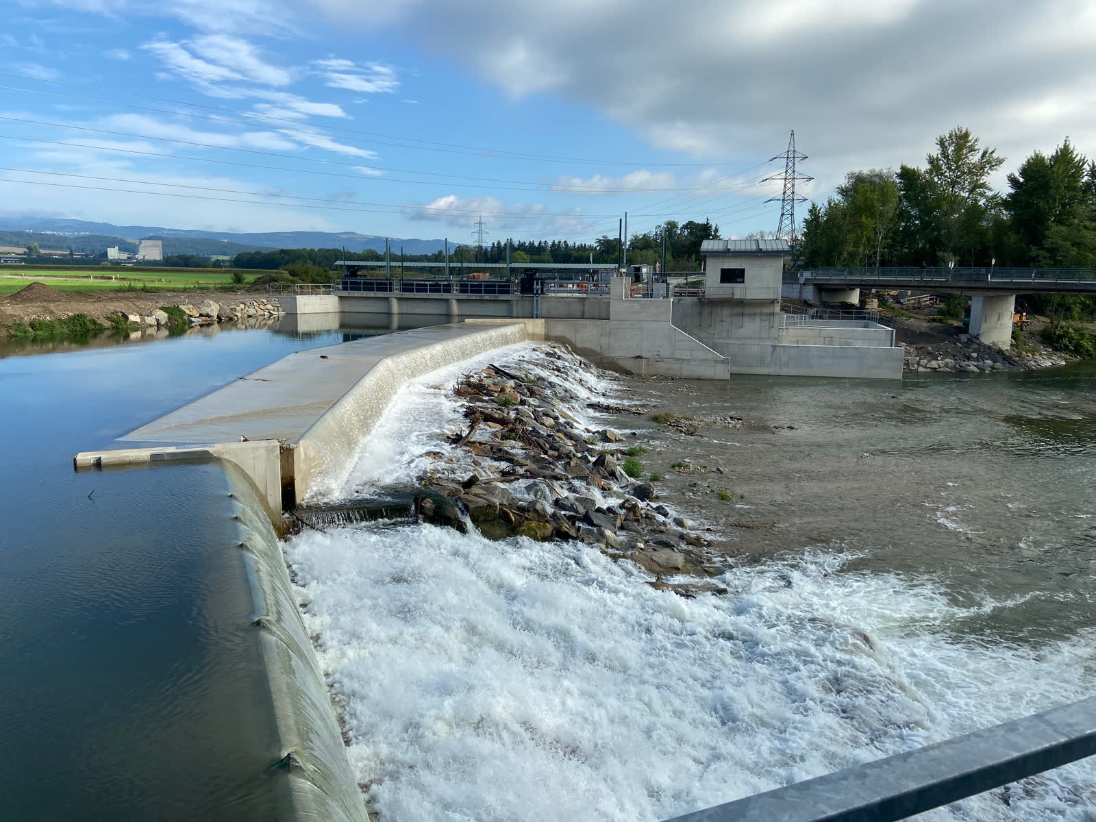 Umgebaute Wehranlage des KW Plaika mit Blick auf Ausleitungsbauwerk und Restwasserkraftwerk