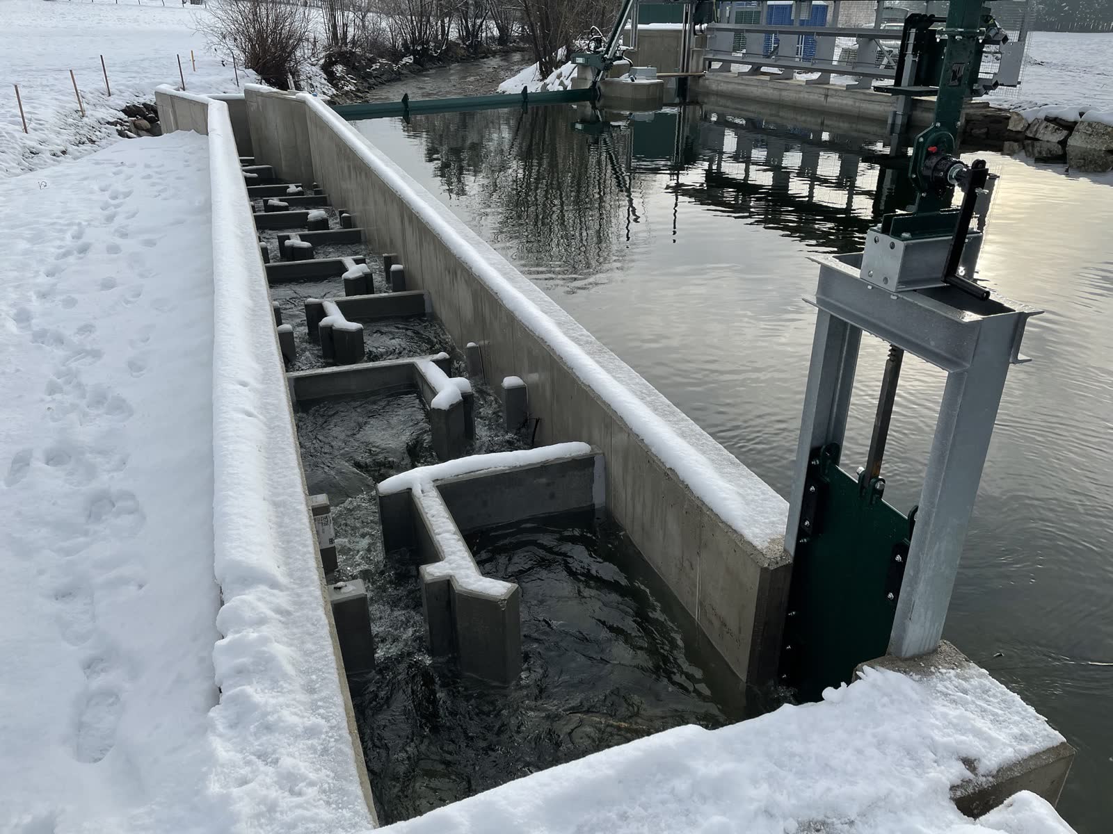 Wehranlage, Fischaufstiegshilfe und Restwasserturbine beim KW Köppelmühle