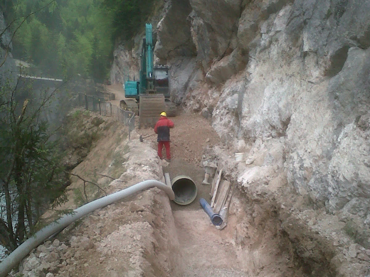 Gemeinsame Verlegung von Trinkwassertransportleitung und GFK Druckrohrleitung in Hallstatt