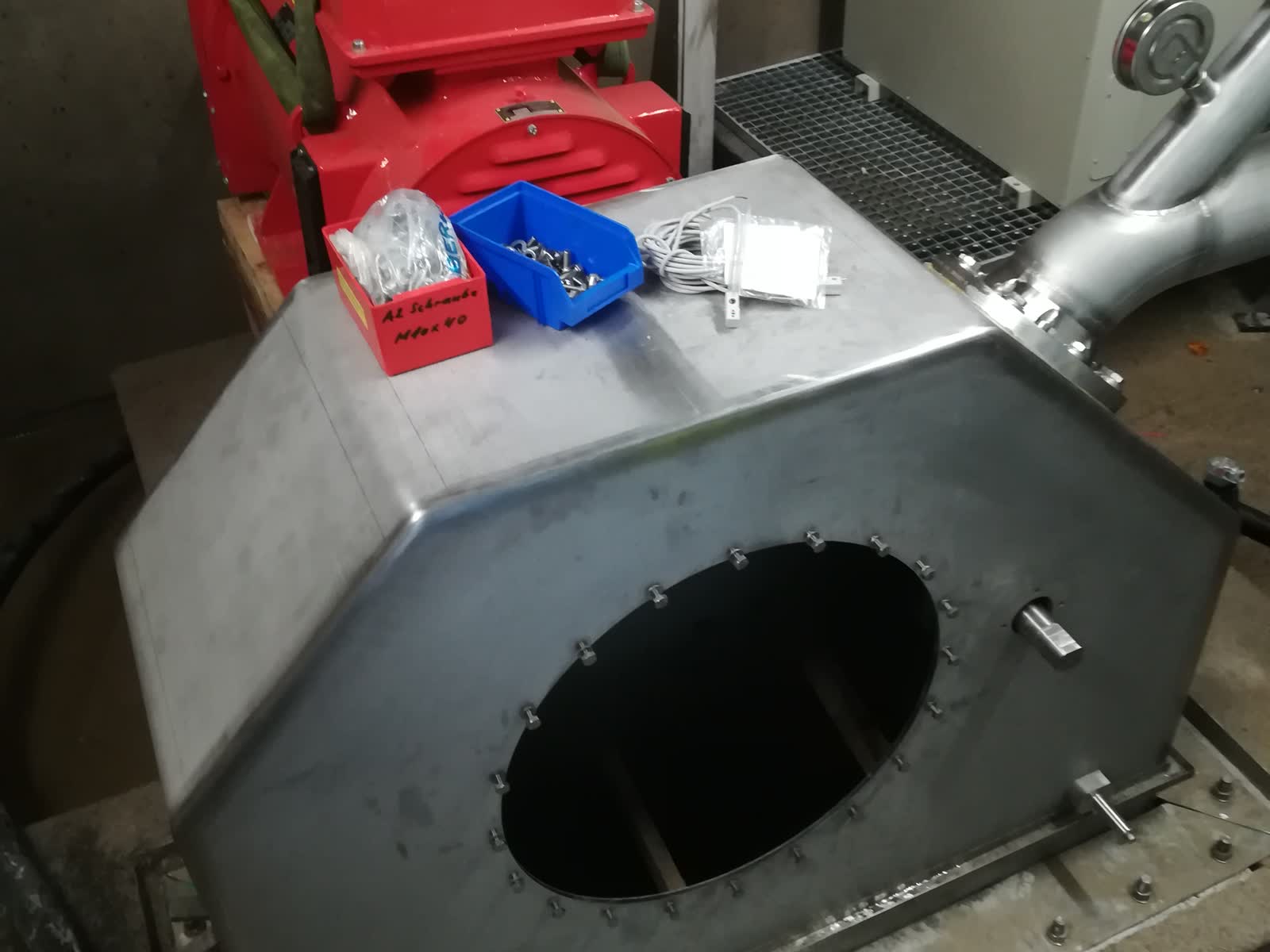 Einbau des Gehäuses der Trinkwasserturbine in Hallstatt