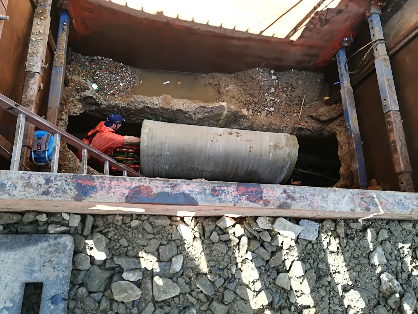 Einbau eines Betonrohrs bei der Kanalsanierung im Einzelrohrverfahren am Ragnitzsammler