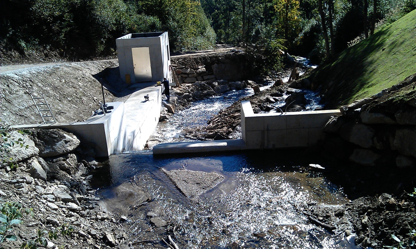 Wehranlage eines Kleinwasserkraftwerks
